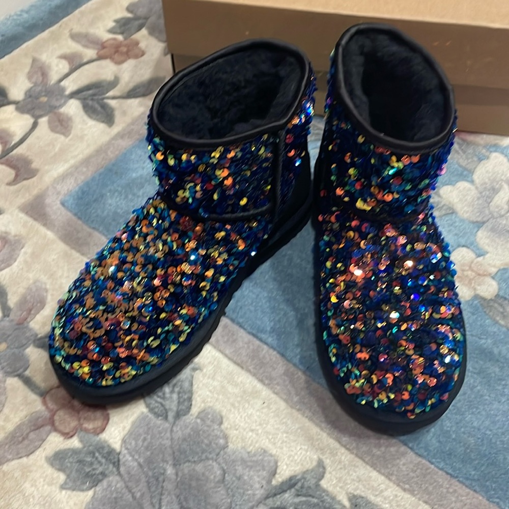 Brand new beautiful sequins UGG short boots